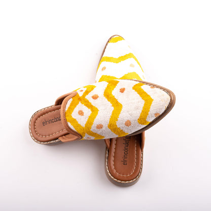 Ethnic Woman Pointed Toe Slipper Crafted From Handmade Velvet and Real Leather Size 4.5 - Base Width: 8 cm - Base Length: 15 cm - Heel:  1.5 cm
